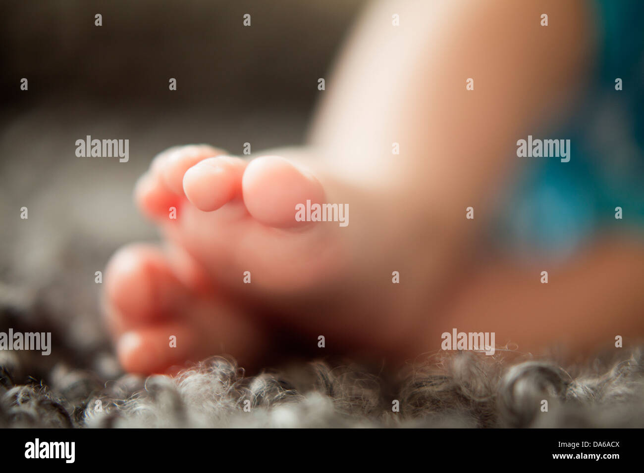 Close-up del bambino (6-11 mesi) a piedi Foto Stock