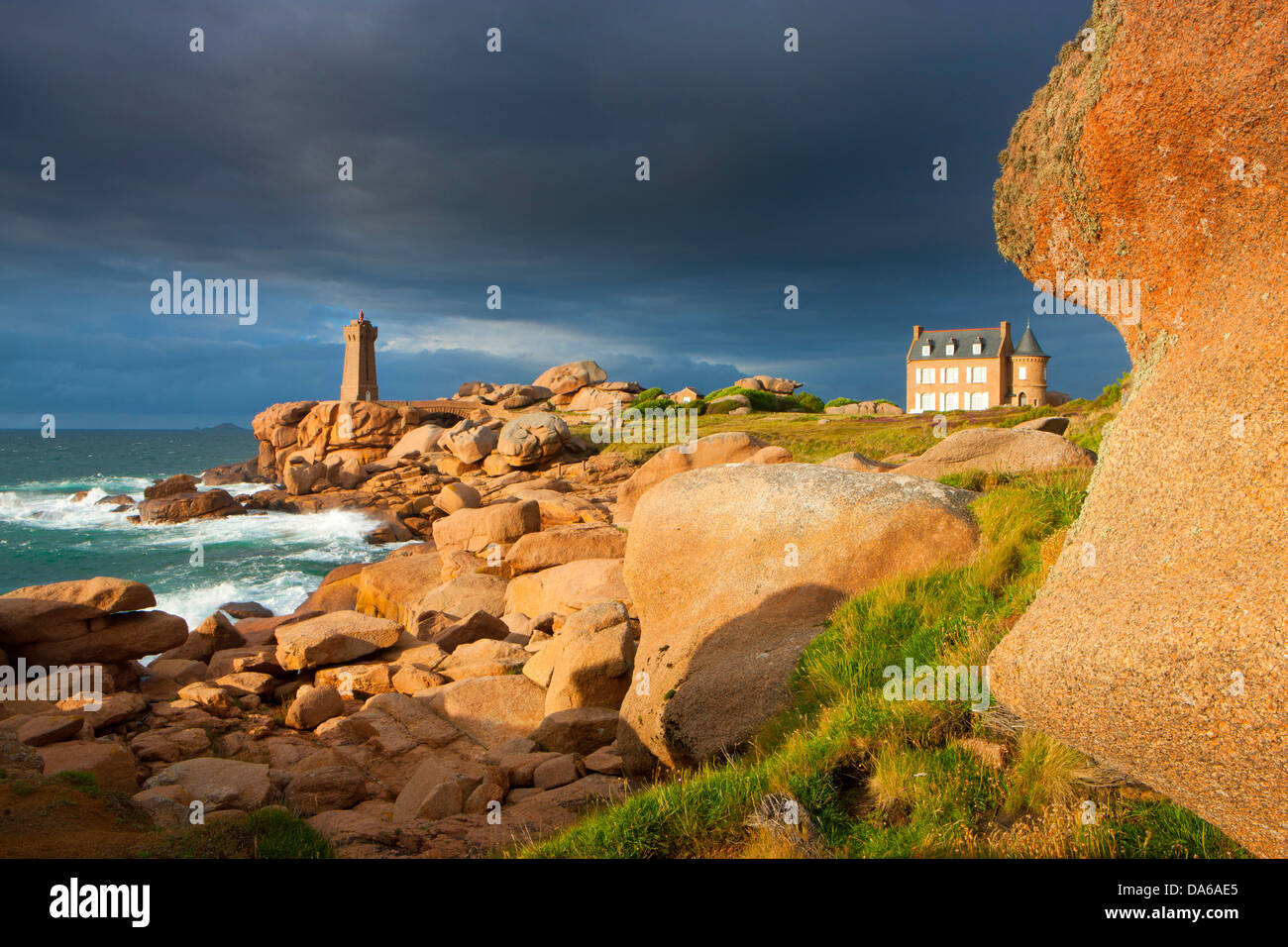 Ploumanach, Francia, Europa, Bretagna, dipartimento Côte d'Armor, Côte di Granit Rose, granito rock, rock, Cliff, costa, mare, hous Foto Stock