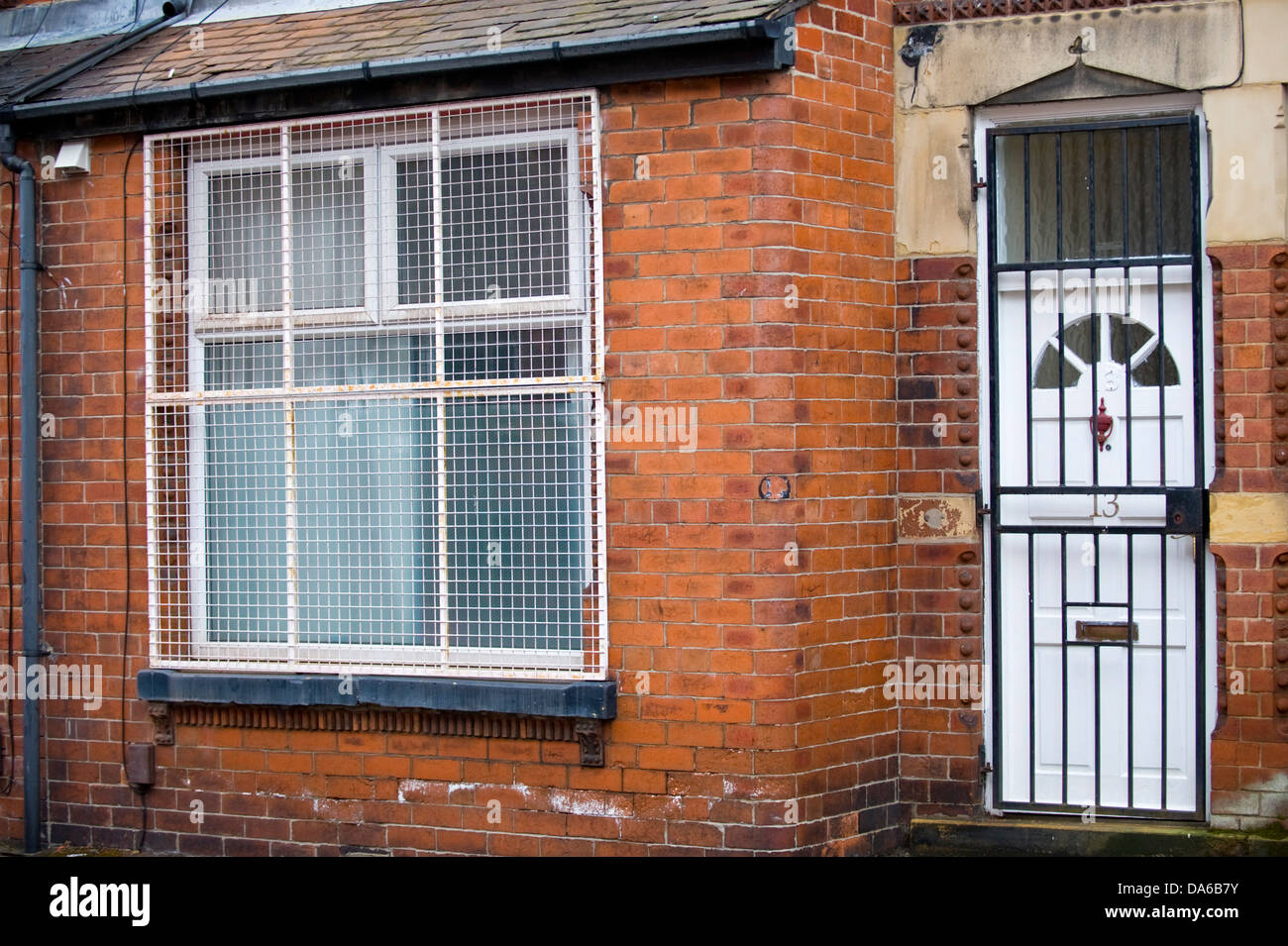 Casa cancello di sicurezza e griglia in metallo sulla finestra in Leeds West Yorkshire England Regno Unito Foto Stock