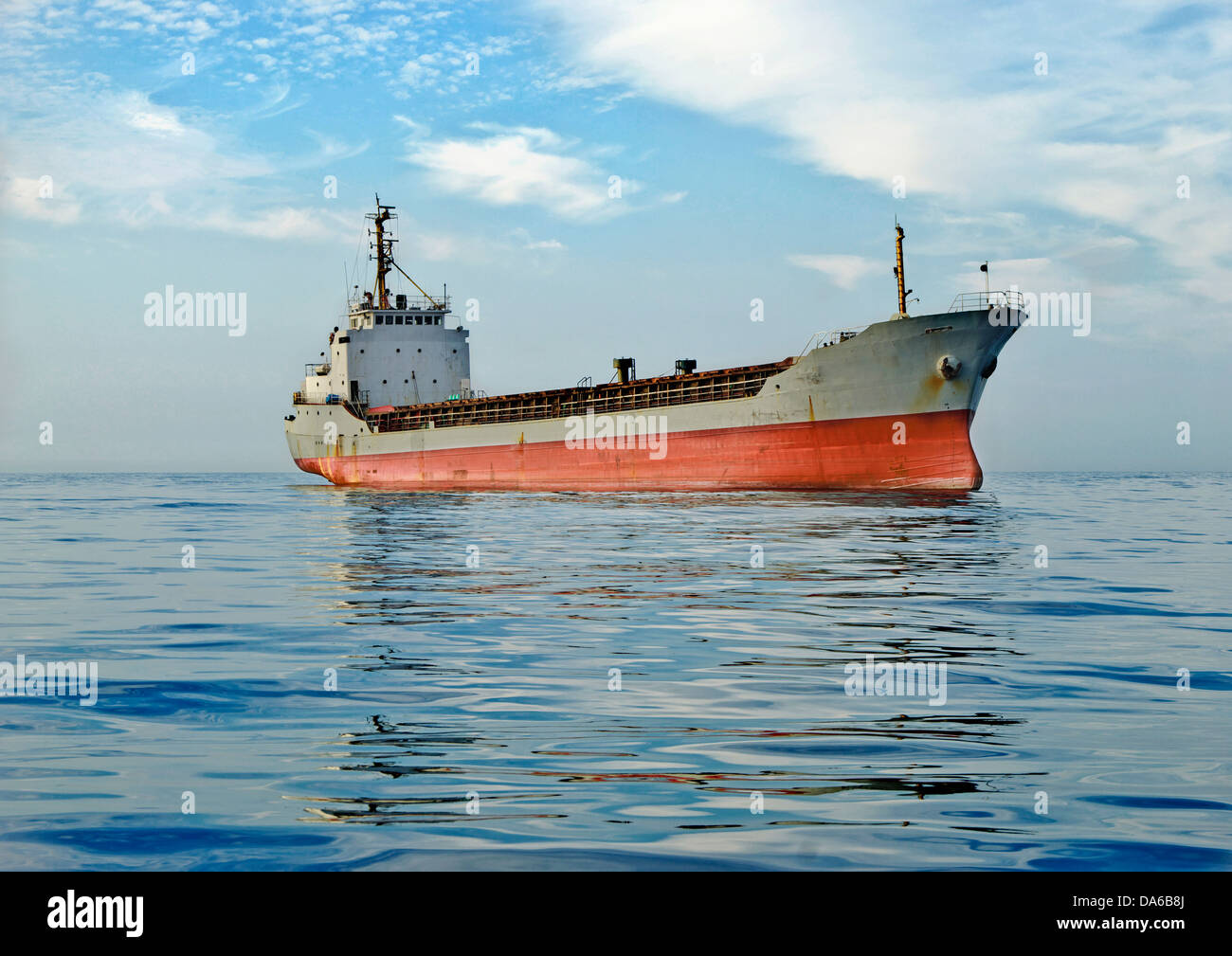 Grande nave da carico in mare sullo sfondo di un cielo blu nella calma Foto Stock