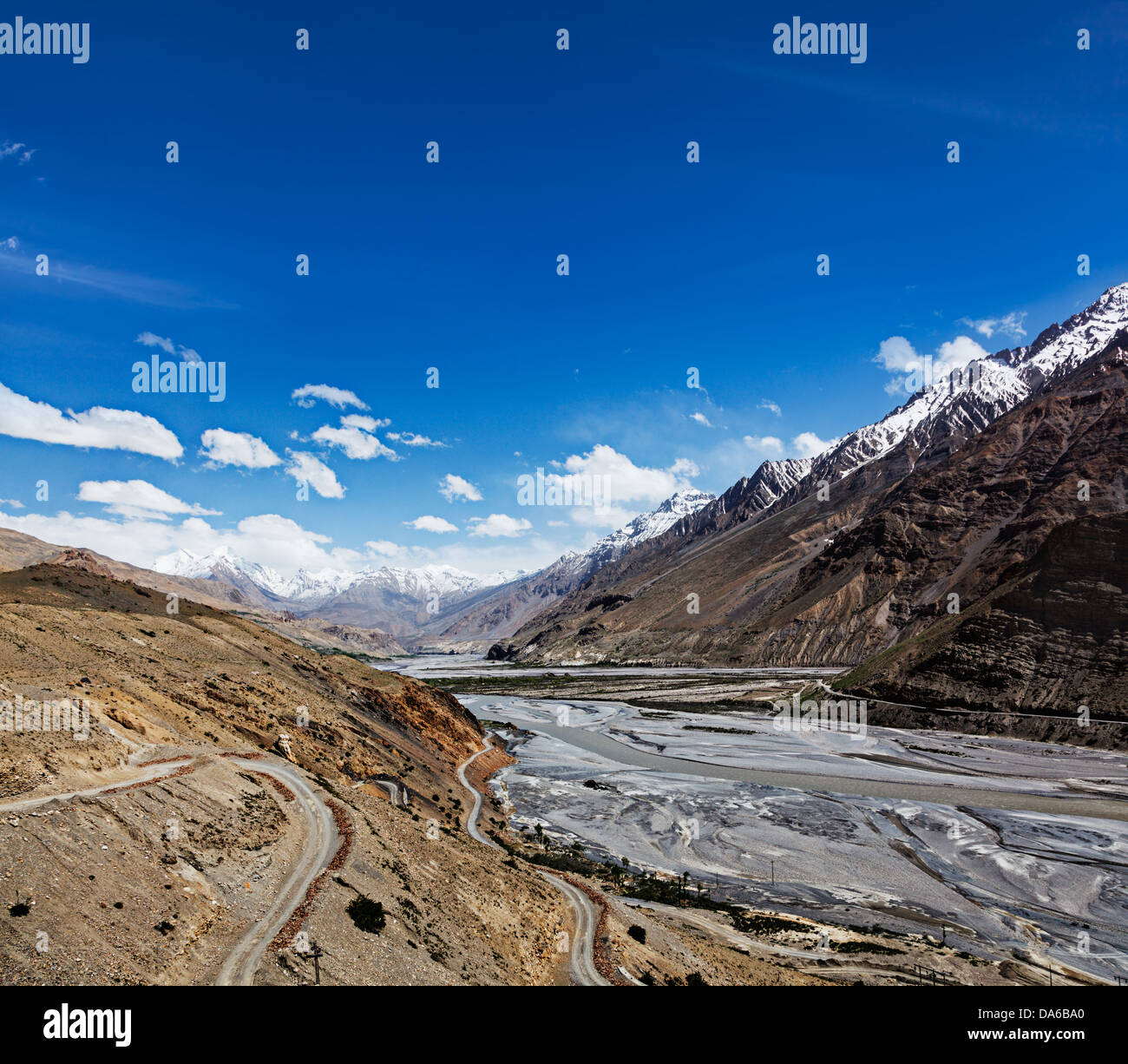 Paesaggio himalayano in Himalaya vicino Baralacha La pass. Himachal Pradesh, India Foto Stock