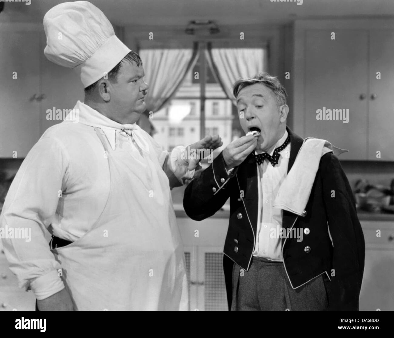 Niente ma i problemi 1944 MGM film con Oliver Hardy a sinistra e Stan Laurel Foto Stock