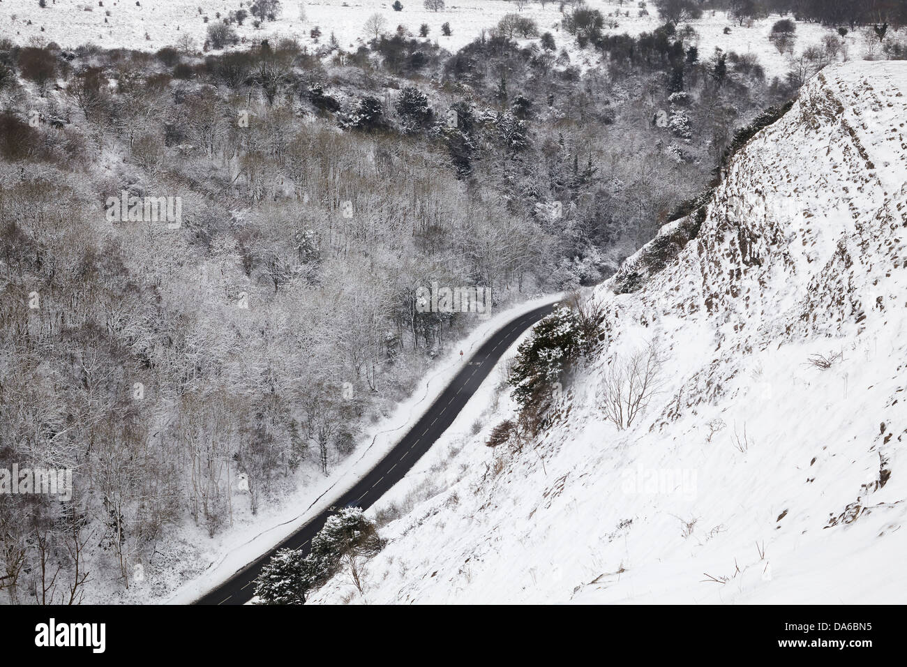 Una vista invernale di una profonda valle innevata, Burrington Combe, vicino a Langford, nel Somerset, Gran Bretagna. Foto Stock