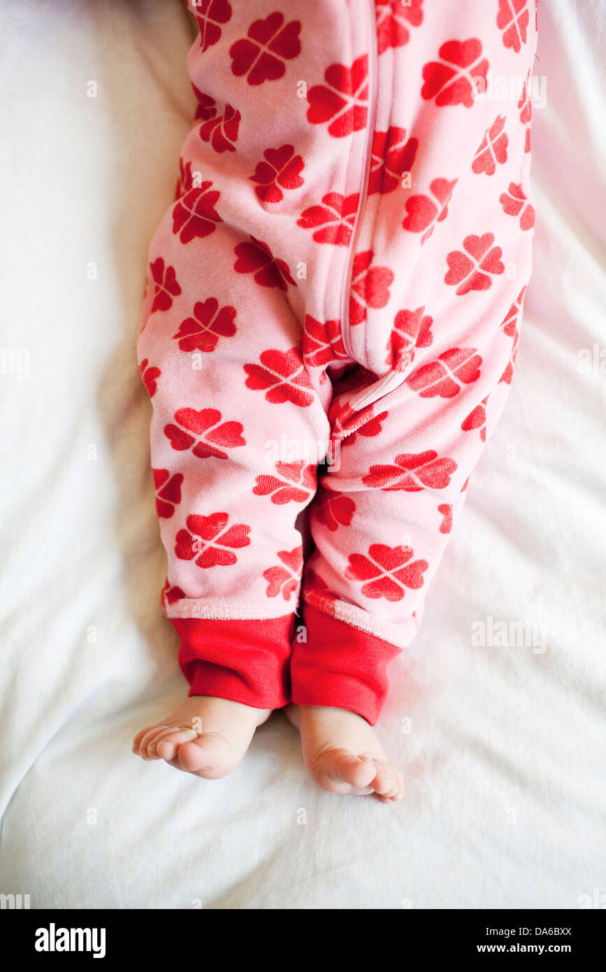 Sezione bassa del bambino (6-11 mesi) indossare onesie rosso Foto Stock