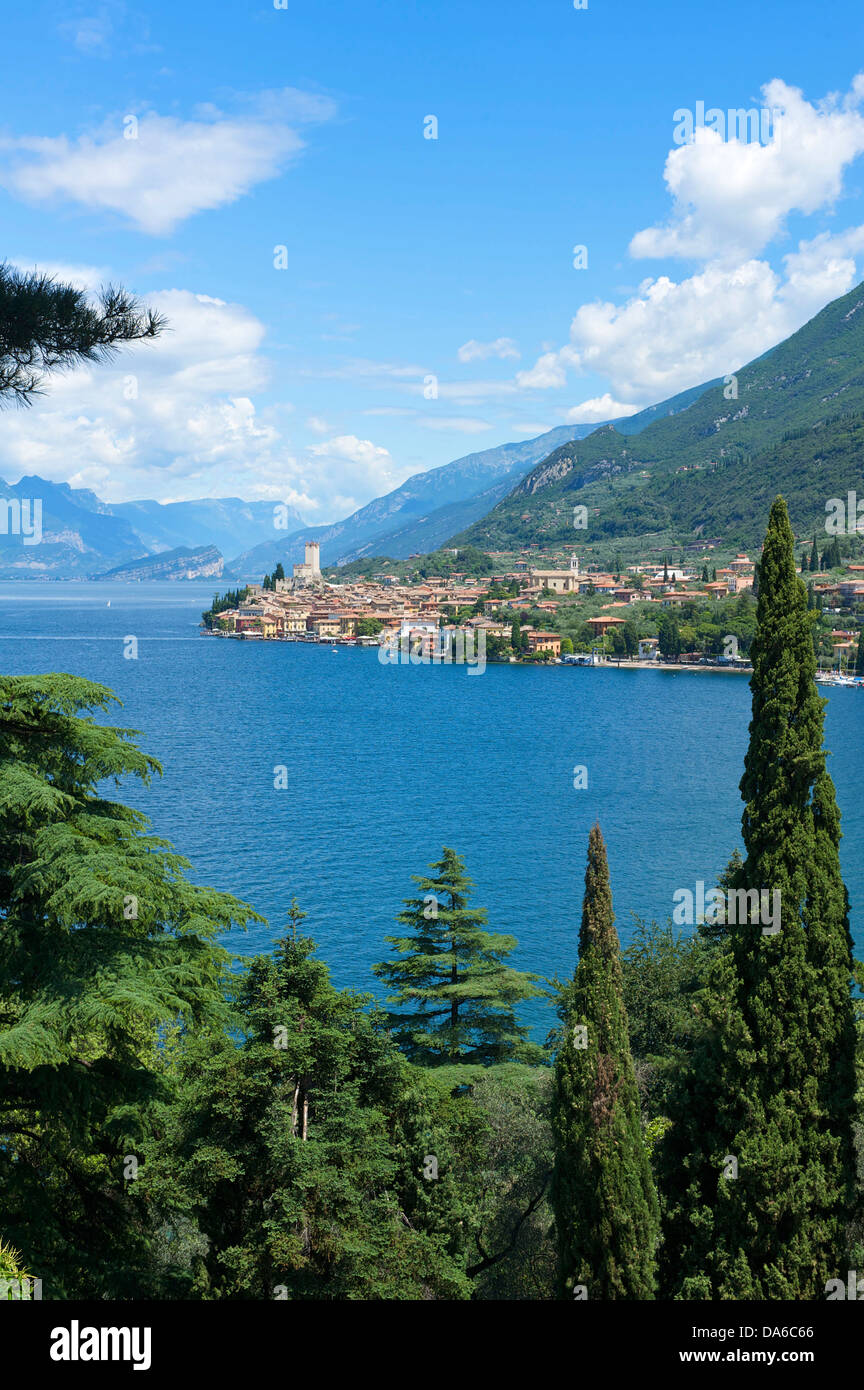 Il lago di Garda, Italia, Europa, Lago di Garda, Malcesine, vista città, fuori orario diurno, nessuno, deserte, il lago, il paesaggio di montagna, mo Foto Stock