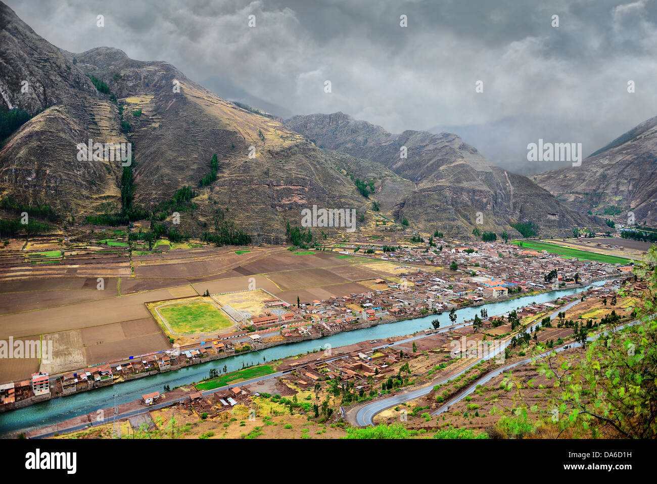 La Valle Sacra degli Incas. Fiume Urubamba nella valle, sulle montagne e sulla città. Foto Stock