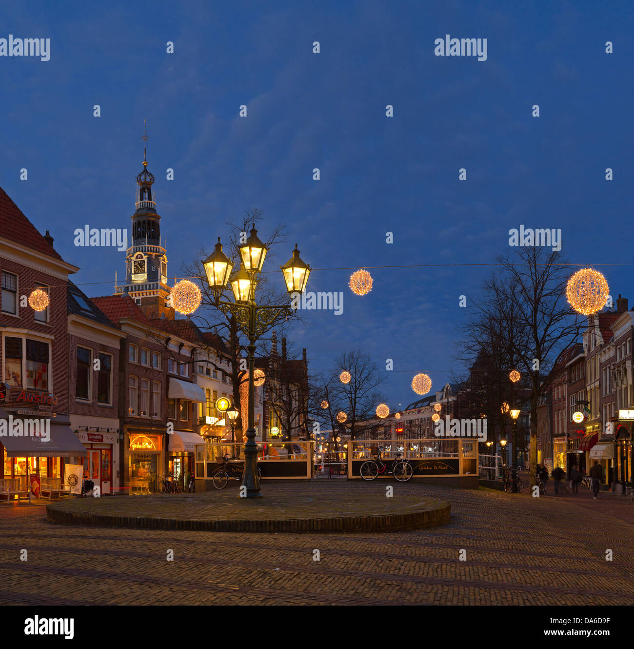 Holland, Paesi Bassi, Europa, Alkmaar, Natale, storico, città, villaggio, inverno, notte, sera, Foto Stock