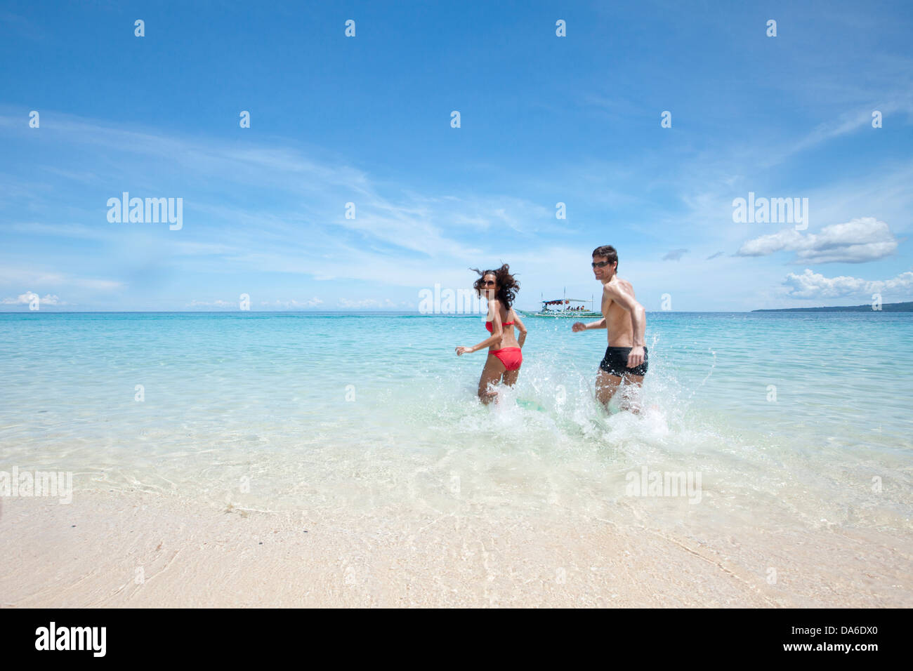 Amici giocando sulla spiaggia. Foto Stock