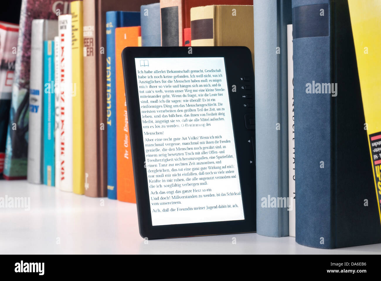 E-book e una selezione di libri stampati. Foto Stock