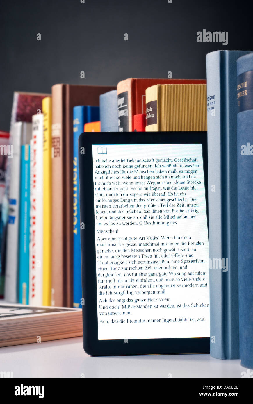 E-book e una selezione di libri stampati. Foto Stock