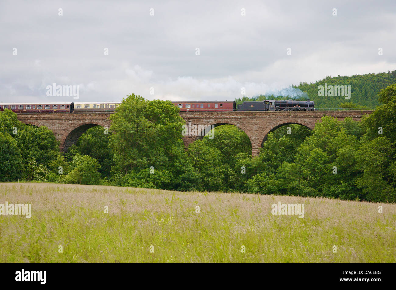 Treno a vapore la Sherwood Forester LMS Stanier Class 5 4-6-0 5231] al viadotto di Armathwaite arrivino a Carlisle Linea ferroviaria Cumbria Foto Stock