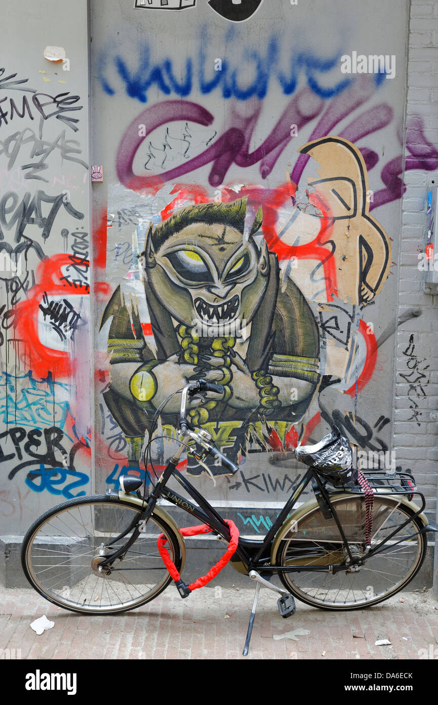 Arte di strada o il degrado urbano e il vandalismo, graffiti in Olanda, Amsterdam, Paesi Bassi. Diabolico male immagine con zanne Foto Stock