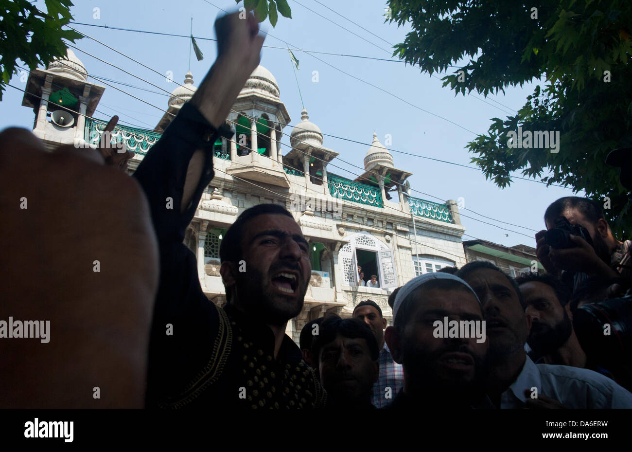 Srinagar, Indiano Kashmir amministrato del 5 luglio 2013: Kashmir uomo gridare pro-libertà di slogan durante una manifestazione di protesta contro le presunte violazioni dei diritti umani da truppe indiane in Kashmir. Centinaia di Kashmir manifestanti sono scesi in strada a Srinagar e offerto preghiere funebri in contumacia per i due giovani recentemente uccisi da truppe indiane nel nord del Kashmir Bandipora distretto. (Sofi Suhail/ Alamy Live News) Foto Stock