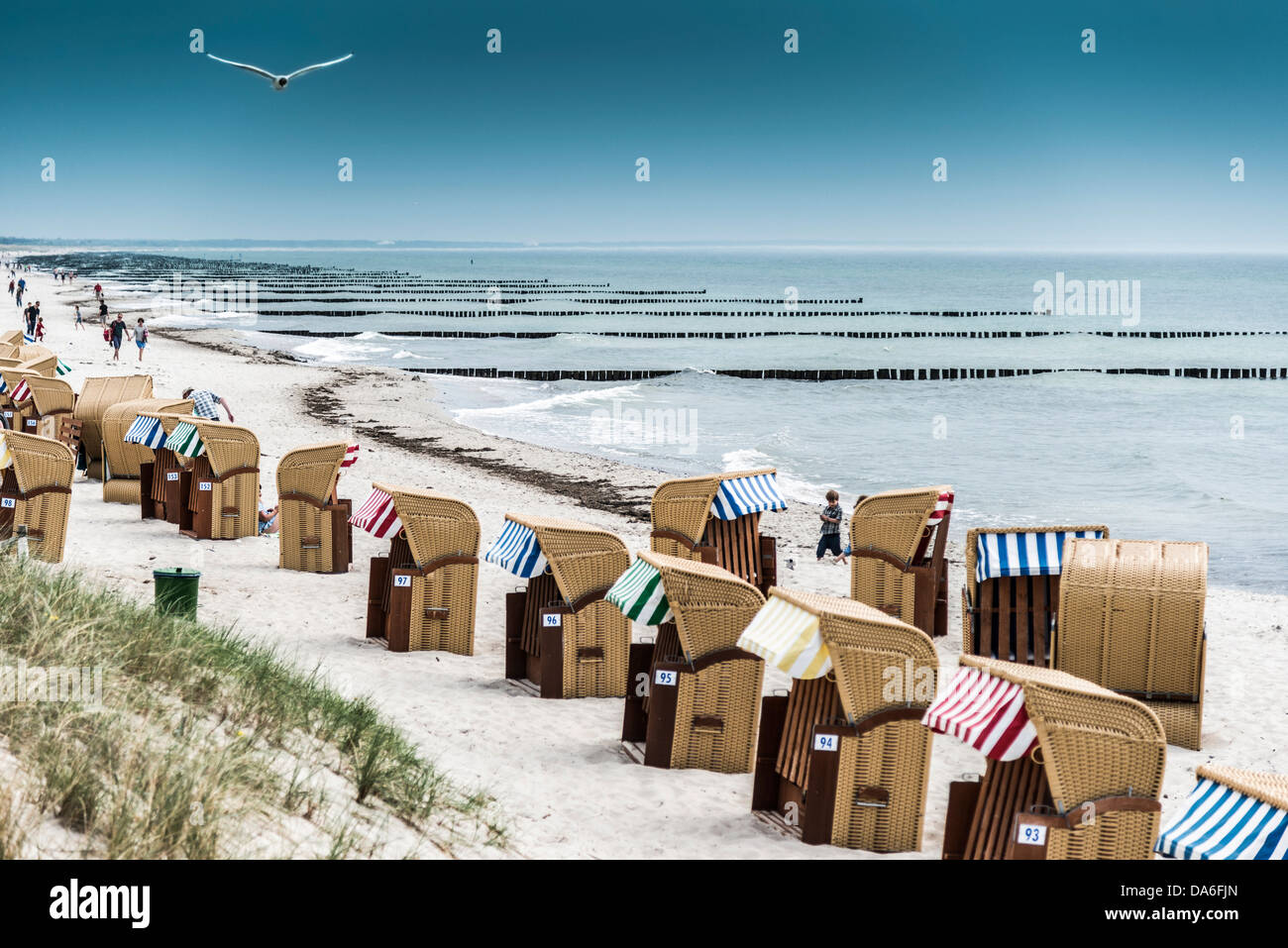 Coperto e sedie da spiaggia in vimini su una spiaggia sulla costa del Mar Baltico Foto Stock