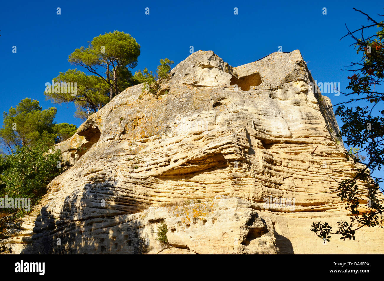 All interno di questa roccia è nascosta la Grotta monastero di San Romano vicino a Beaucaire che comprende una cappella, chiostri, terrazza, tombe. Foto Stock