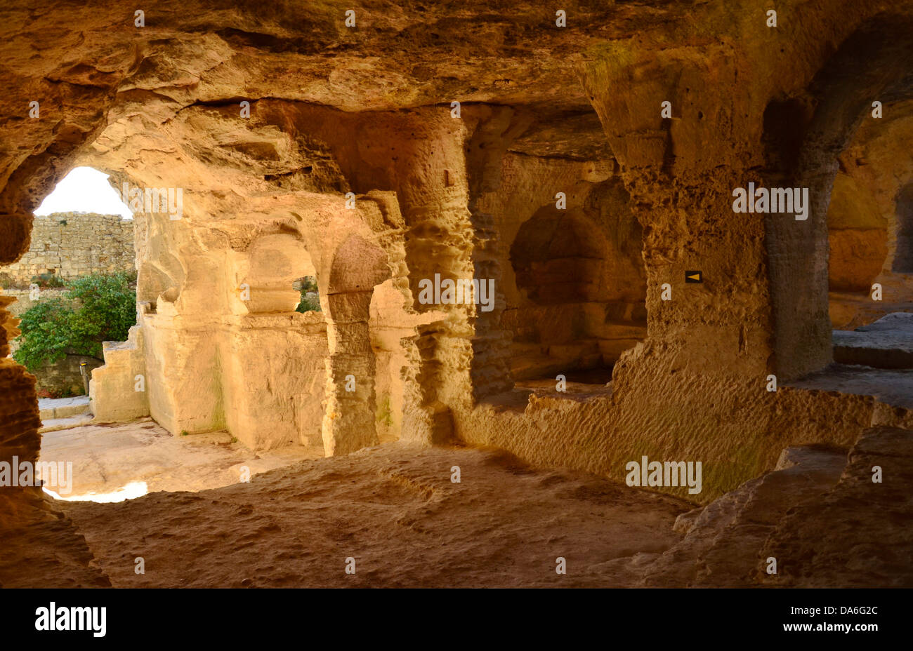 La grotta del convento di San Romano vicino a Beaucaire che comprende una cappella, chiostri, terrazza, tombe Foto Stock