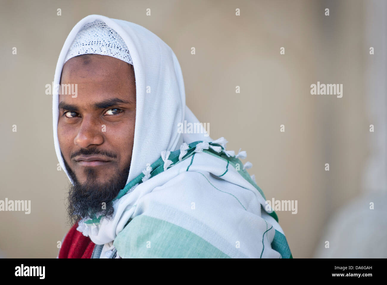 Uomo musulmano che indossa un copricapo, Fort rosso Foto Stock