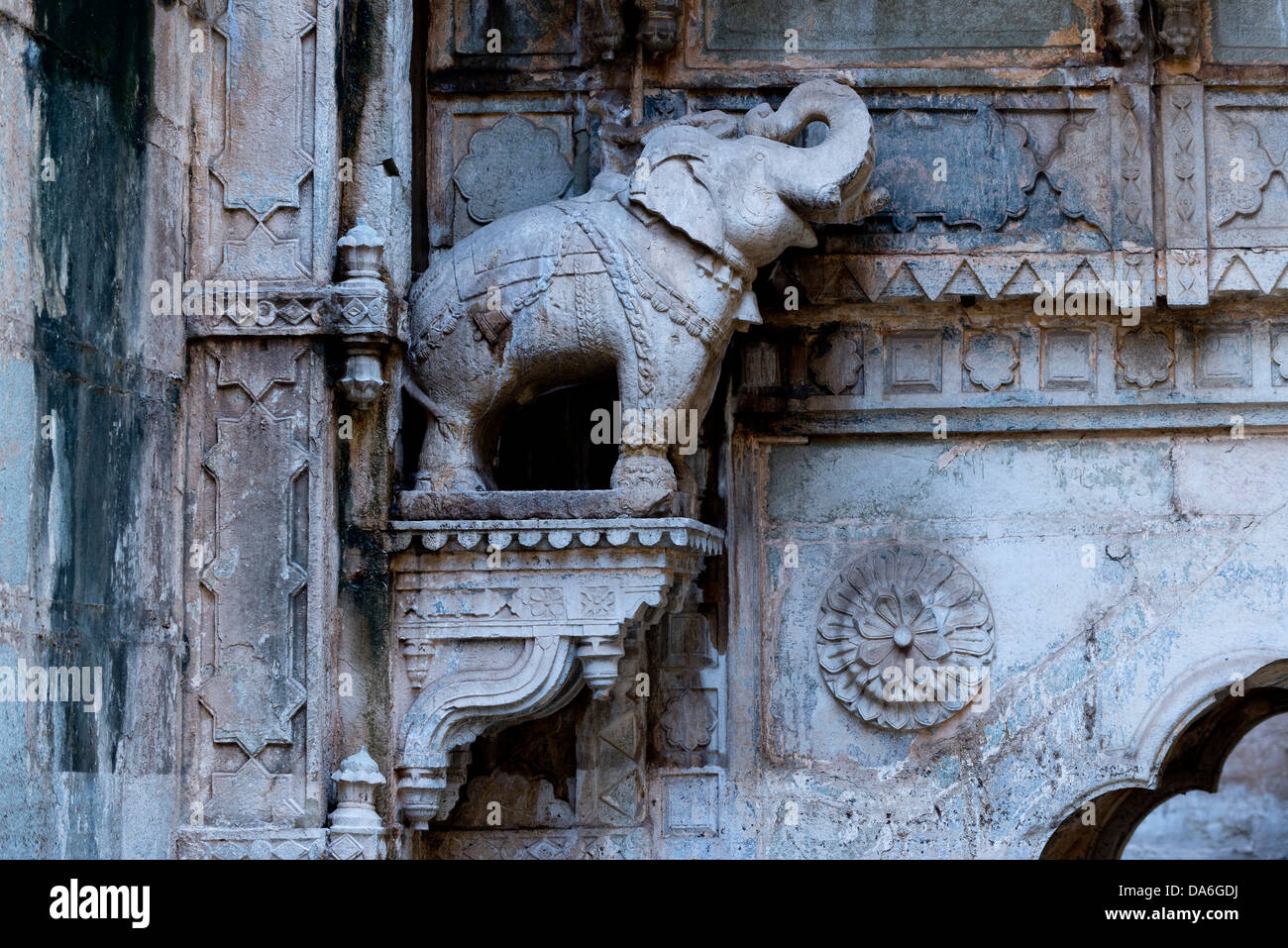 Elefante in pietra, Raniji ki Baori, stepwell Foto Stock