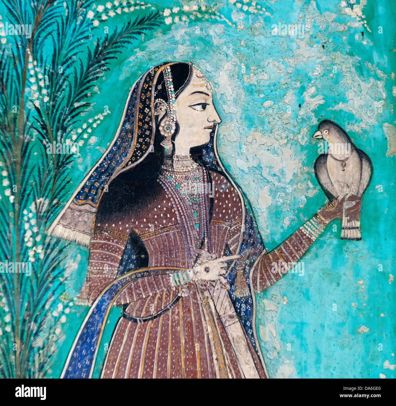 Donna che mantiene una colomba, pittura murale o affresco dipinto con colori naturali dal Bundikalam scuola di pittura, Chitrashala Foto Stock