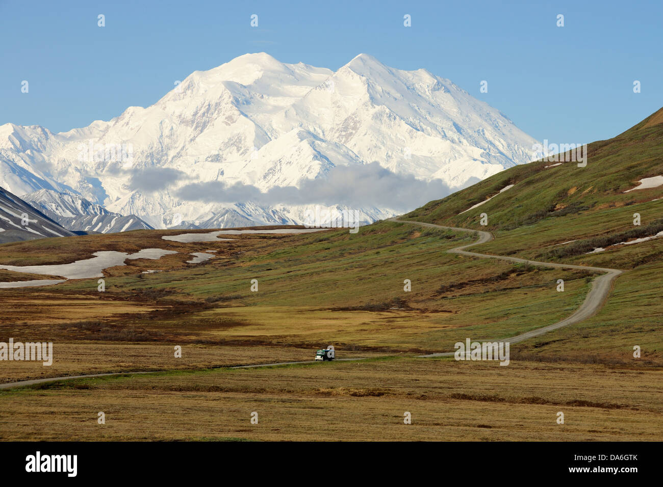 Un servizio di bus navetta dal Parco Nazionale e Riserva di Denali attraversando la tundra con vedute del Monte McKinley sul retro Foto Stock