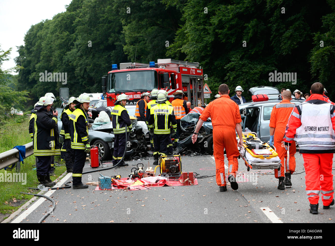Gli operatori di soccorso dei Vigili del fuoco e la Croce Rossa tedesca in azione in un incidente di traffico sulla strada federale 327 Foto Stock