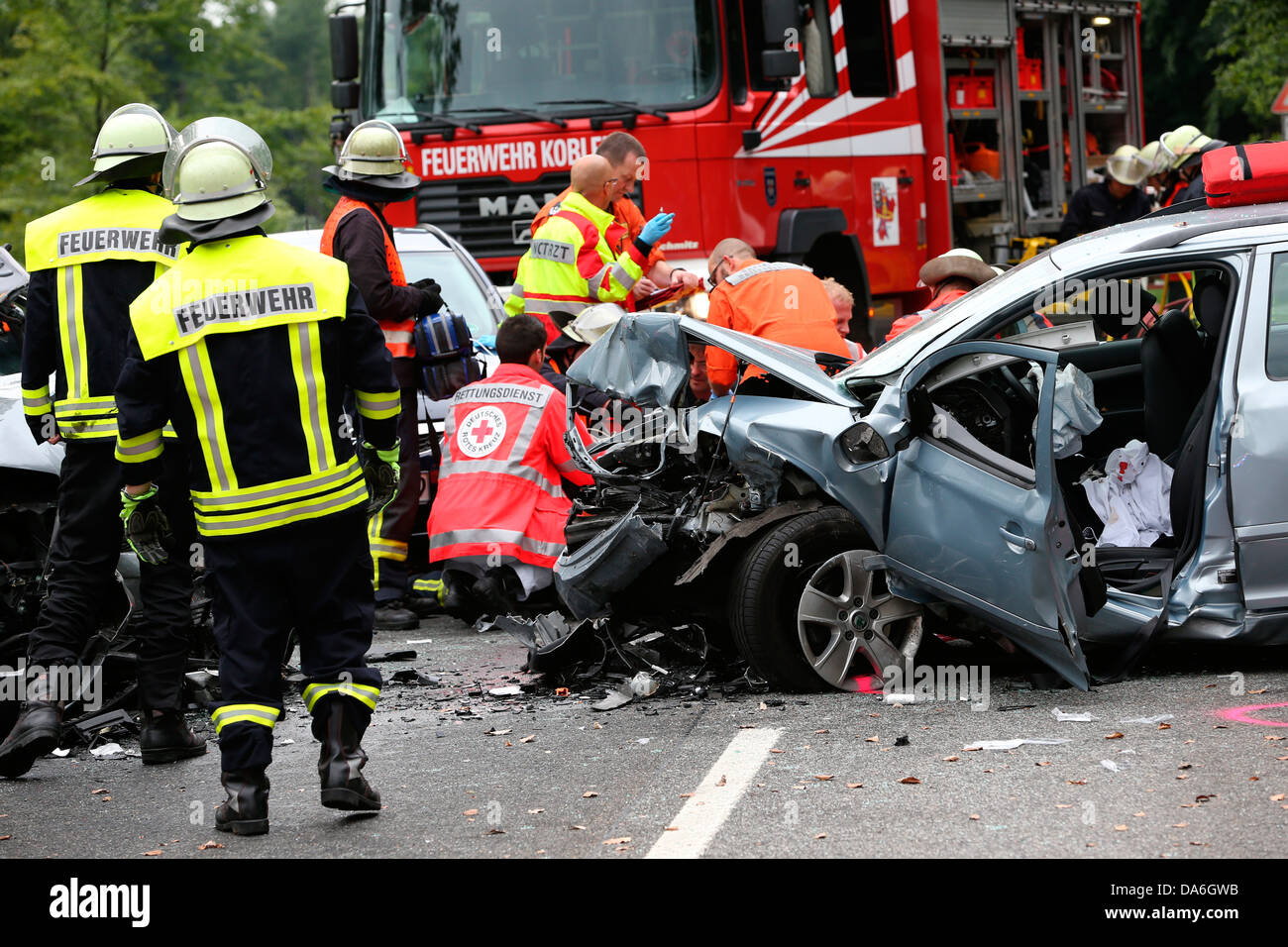 Gli operatori di soccorso dei Vigili del fuoco e la Croce Rossa tedesca in azione in un incidente di traffico sulla strada federale 327 Foto Stock