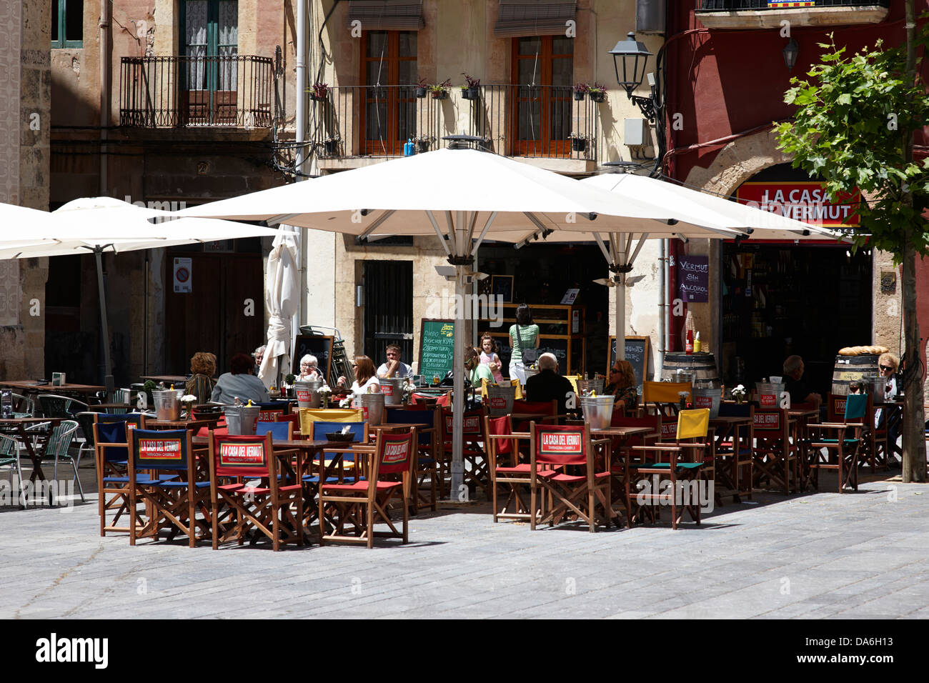 La strada dei cafes e ristoranti in Placa del Rei Tarragona Catalogna Spagna Foto Stock