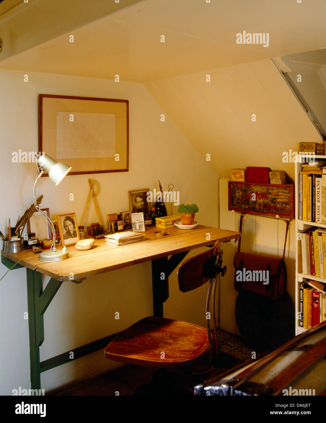 Lampada in metallo su legno semplice tabella con vintage sedia per ufficio a tavola in un angolo di studio Foto Stock