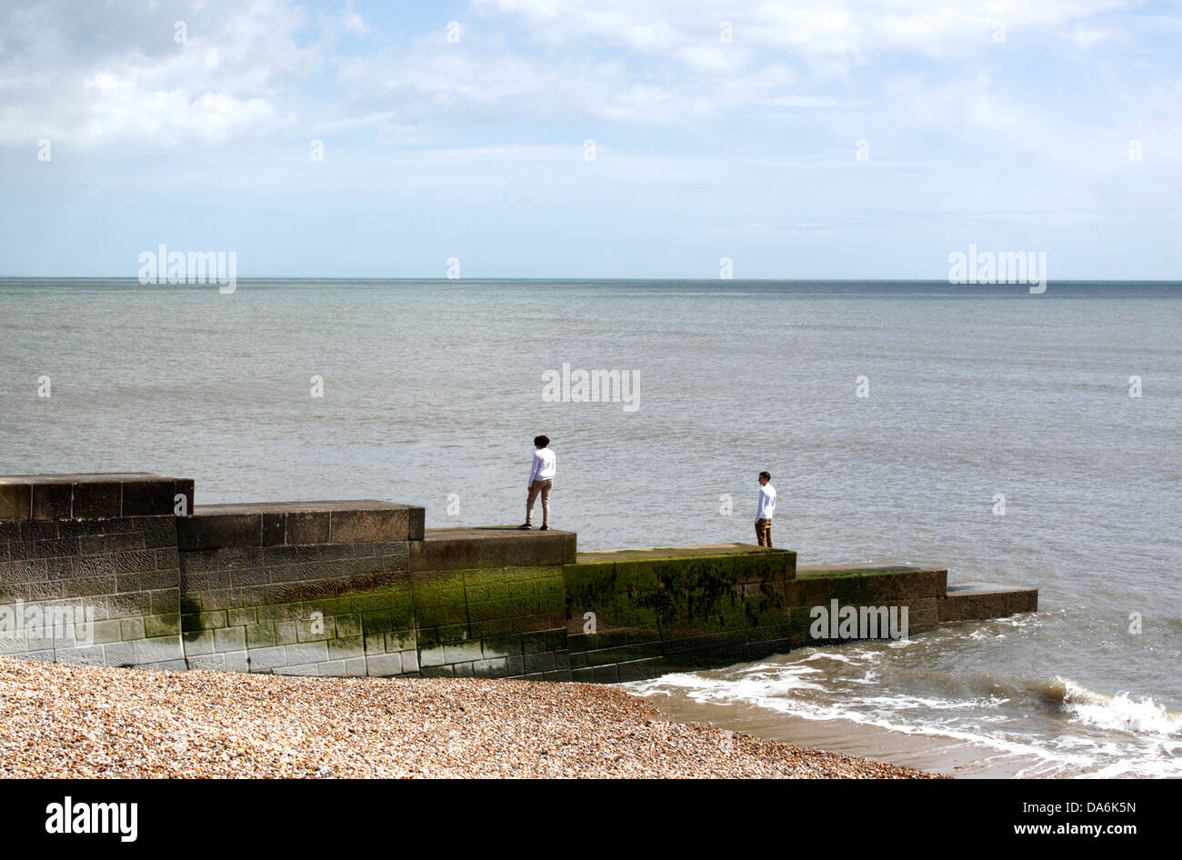 Coppia giovane che guarda al mare. Foto Stock