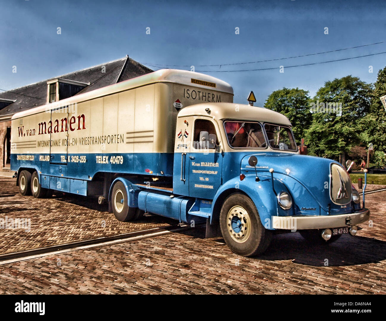 Il modello 1957 Deutz è un veicolo d'epoca classico noto per il suo design robusto e il suo significato storico. Spesso associato alla nostalgia per l'ingegneria automobilistica della metà del XX secolo, rimane un popolare oggetto da collezione. Foto Stock