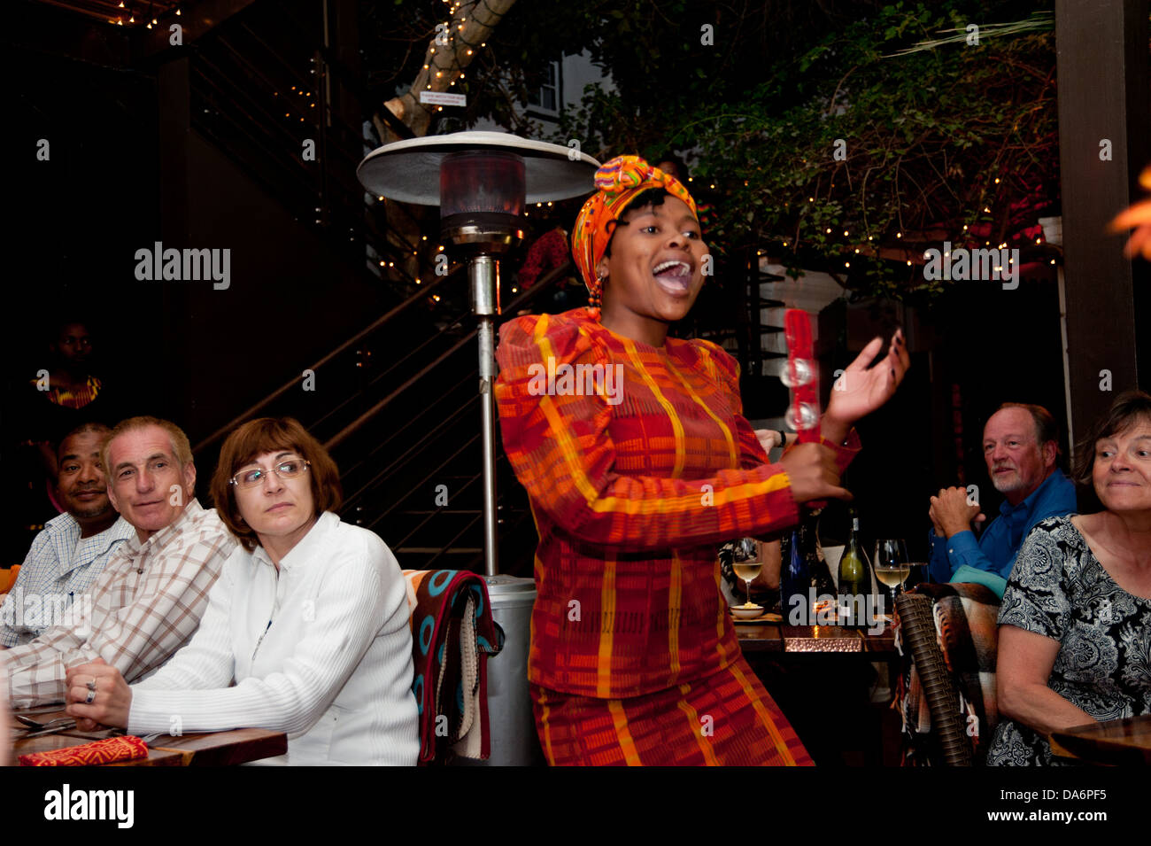 Cantante nel ristorante Gold, Cape Town, Sud Africa Foto Stock