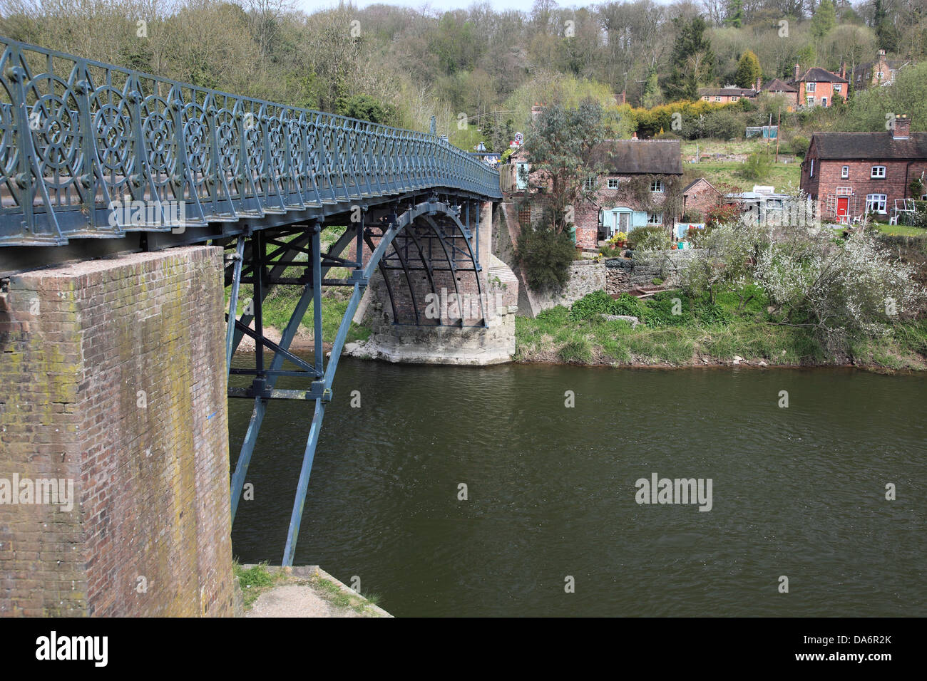 Coalport ponte di ferro sul fiume Severn. Costruito nel 1818, è ancora aperta a singola corsia di traffico. Foto Stock