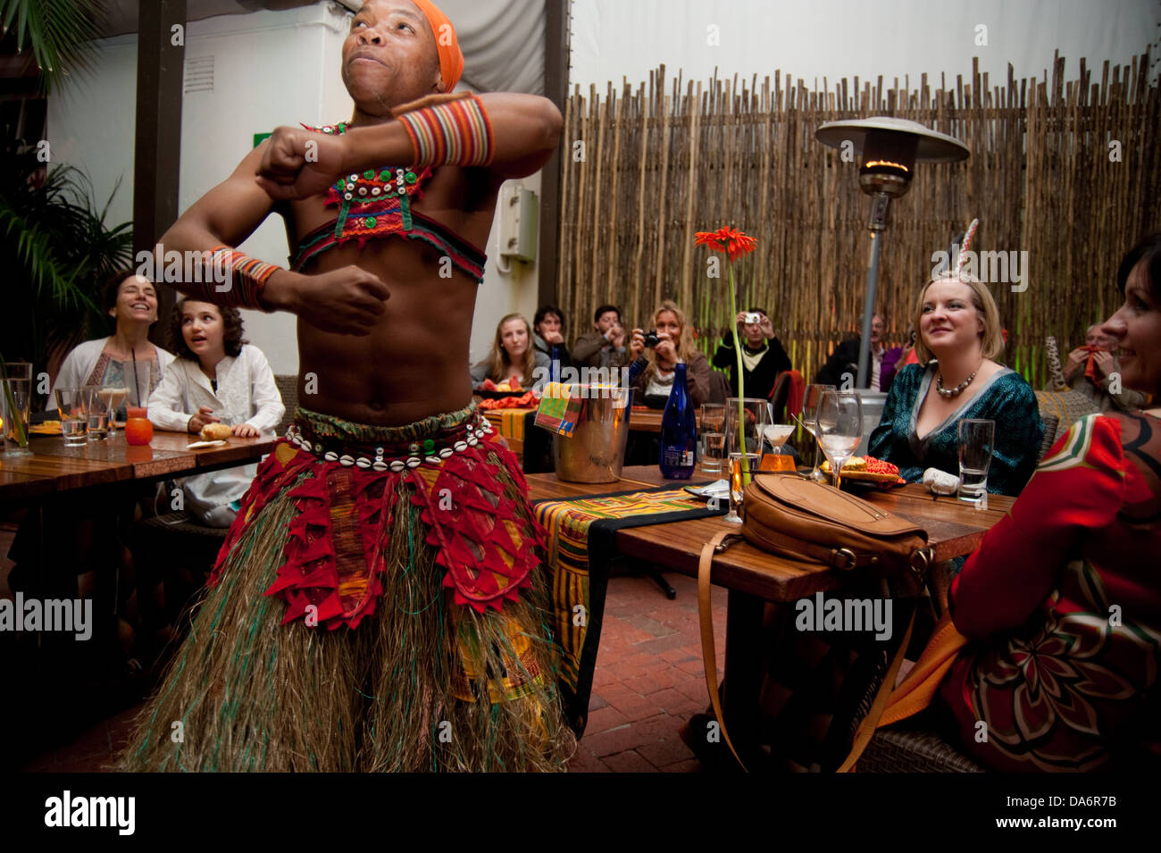 Ballerini divertente la diners presso il ristorante oro, Cape Town, Sud Africa Foto Stock