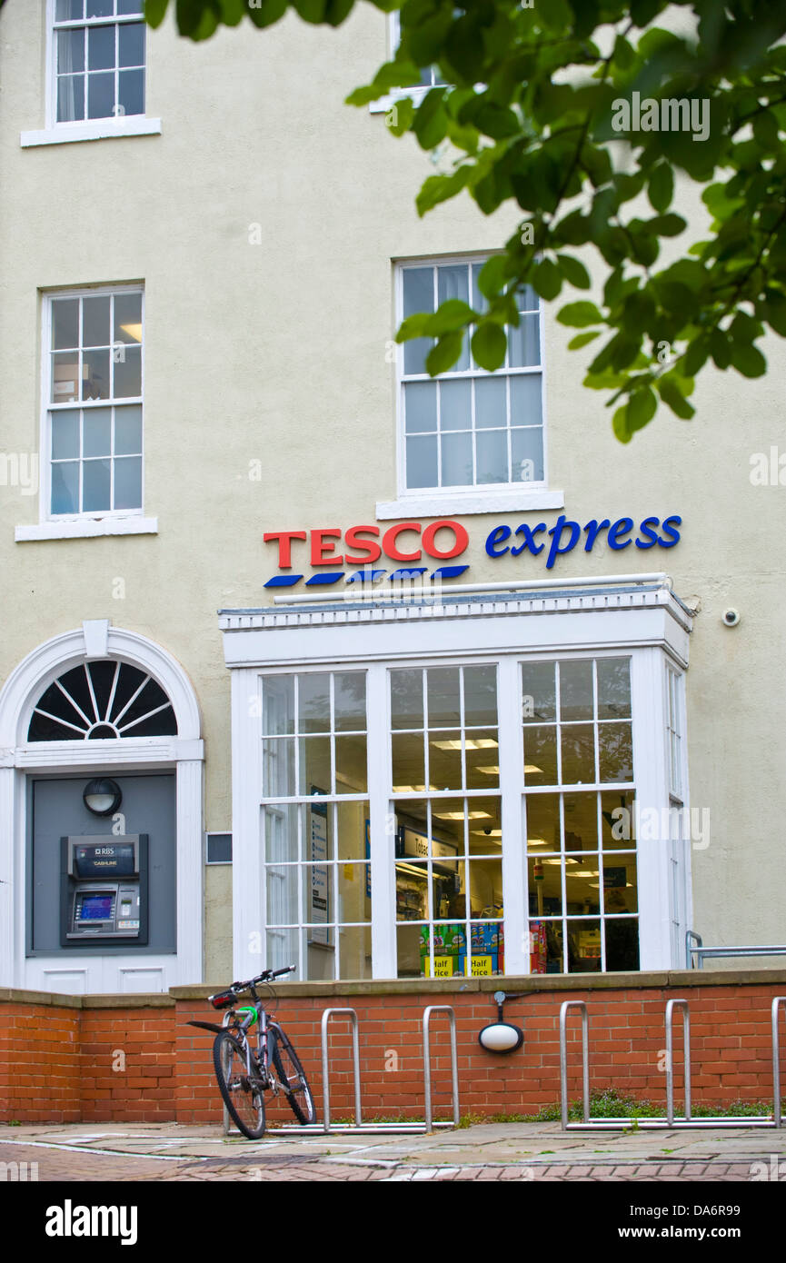 TESCO EXPRESS con punto di contanti vicino uni in Leeds West Yorkshire England Regno Unito Foto Stock