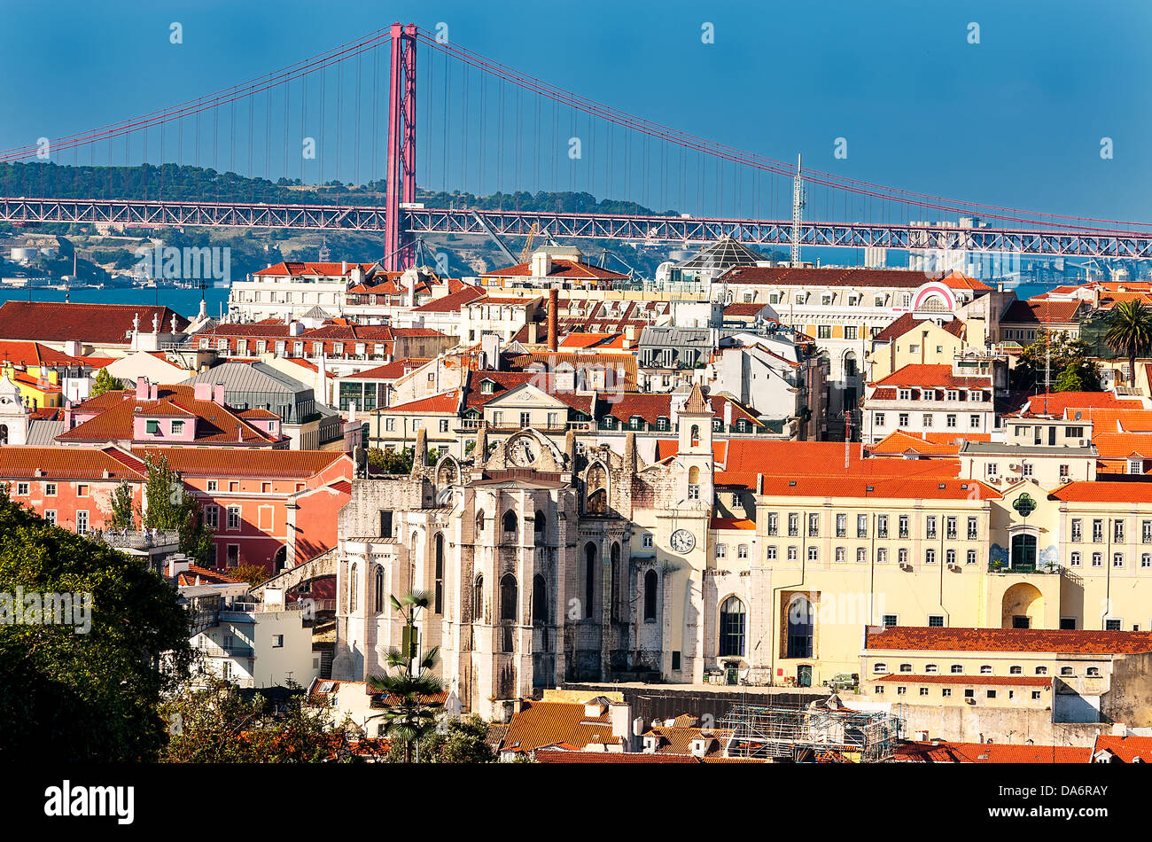 Bird view del centro di Lisbona con case colorate e tetti di colore arancione Foto Stock