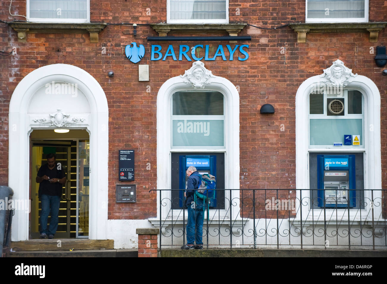 BARCLAYS high street una banca con bancomat Università di Leeds il ramo a Leeds West Yorkshire England Regno Unito Foto Stock