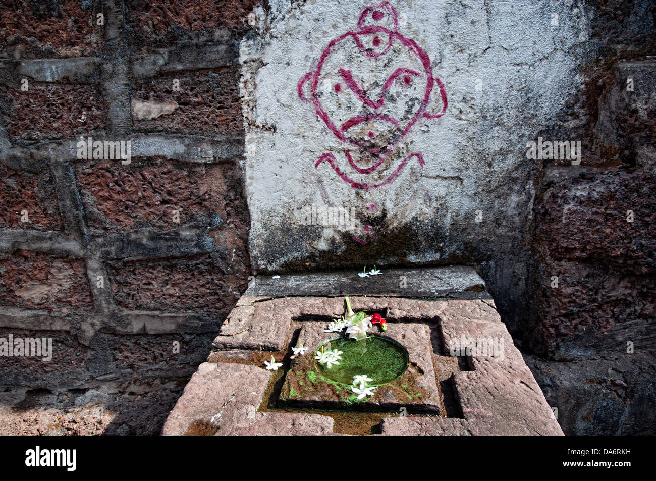 Offerte di fiori su di un tempio. Bhubaneswar, Orissa, India Foto Stock