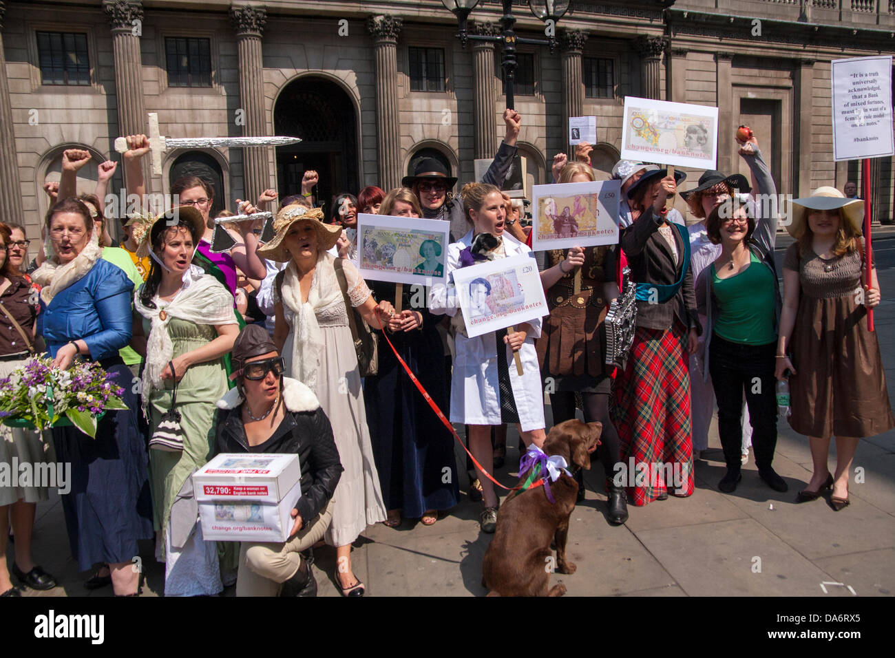 Londra, Regno Unito. Il 5 luglio 2013. Vestiti da donne famose dalla storia, gli attivisti, supportato da 30.000 forte petizione richiedono che una decisione di rimozione di donne di banconote è invertita come nuova banca di Inghilterra governatore Mark Carney prende il sopravvento. Credito: Paolo Davey/Alamy Live News Foto Stock