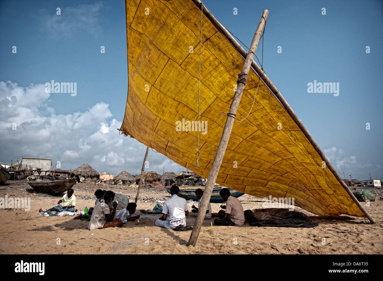 Gli uomini che fissa reti sulla spiaggia. Il Puri villaggio di pescatori. L Orissa, India Foto Stock