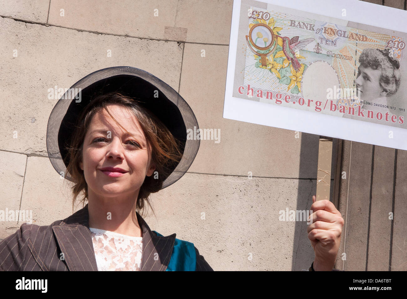 Londra, Regno Unito. Il 5 luglio 2013. Vestiti da donne famose dalla storia, gli attivisti, supportato da 30.000 forte petizione richiedono che una decisione di rimozione di donne di banconote è invertita come nuova banca di Inghilterra governatore Mark Carney prende il sopravvento. Credito: Paolo Davey/Alamy Live News Foto Stock