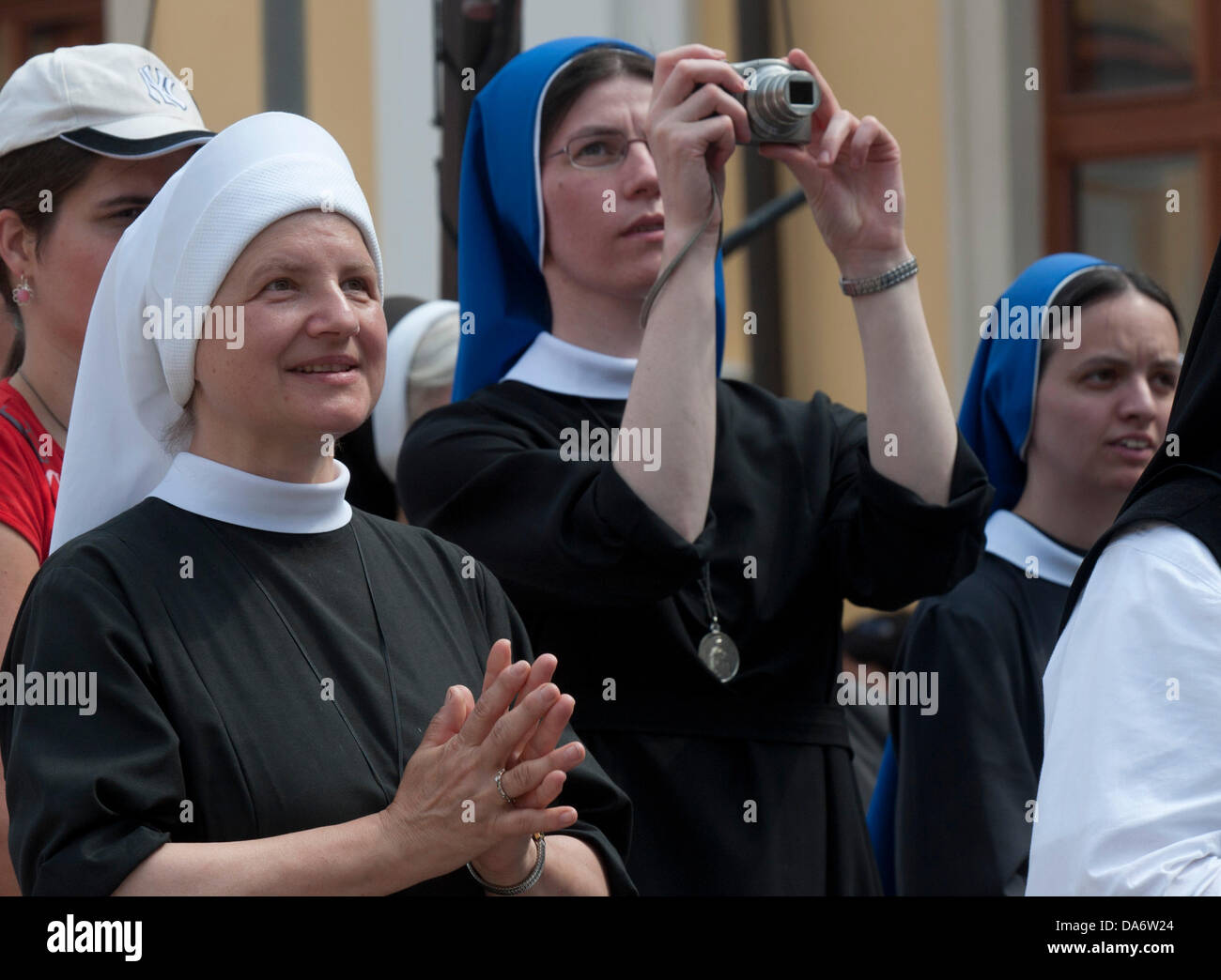 Una suora prende le immagini come migliaia di pellegrini celebrare la 1150th anniversario dell arrivo di Cirillo e Metodio, i missionari cristiani dal IX secolo, durante i giorni di buona volontà di persone a Velehrad, Repubblica Ceca, circa 250 chilometri a sud-est di Praga, il Sabato, 5 luglio 2013. (CTK foto/Zdenek Nemec/Alamy Live News) Foto Stock