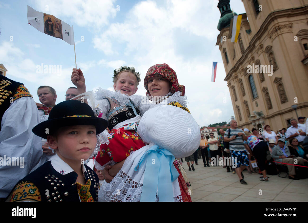 Pellegrini in costumi nazionali celebrare la 1150th anniversario dell arrivo di Cirillo e Metodio, i missionari cristiani dal IX secolo, durante i giorni di buona volontà di persone a Velehrad, Repubblica Ceca, circa 250 chilometri a sud-est di Praga, il Sabato, 5 luglio 2013. (CTK foto/Zdenek Nemec/Alamy Live News) Foto Stock