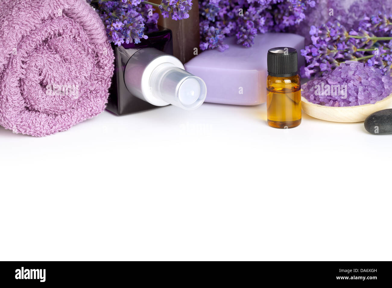 Lavanda spa con fiori, olio, sale - composizione di bellezza su sfondo bianco con spazio di copia Foto Stock