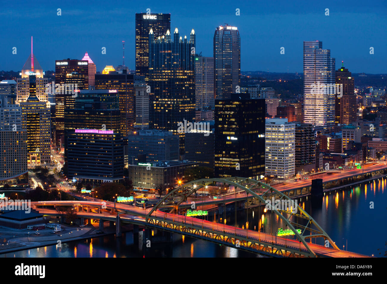 SKYLINE del centro di Fort Pitt ponte sul fiume MONONGAHELA PITTSBURGH PENNSYLVANIA USA Foto Stock