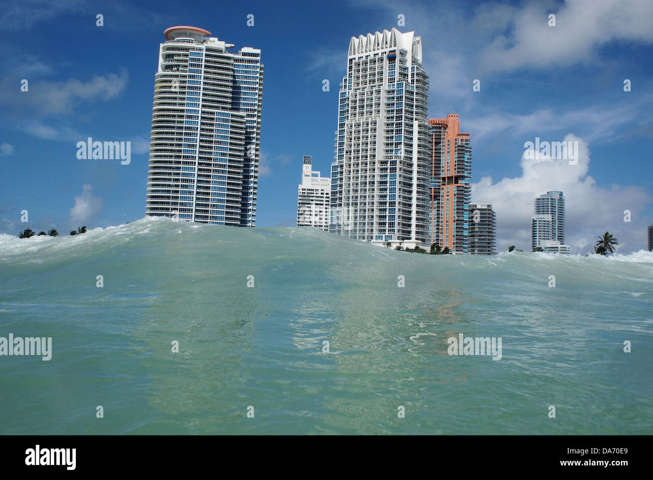 Oceano onde che arrivano a riva presso la South Beach di Miami, Florida, Stati Uniti d'America. A causa di cambiamenti climatici, di allagamento è diventato un problema per la bassa isola piatta. Foto Stock