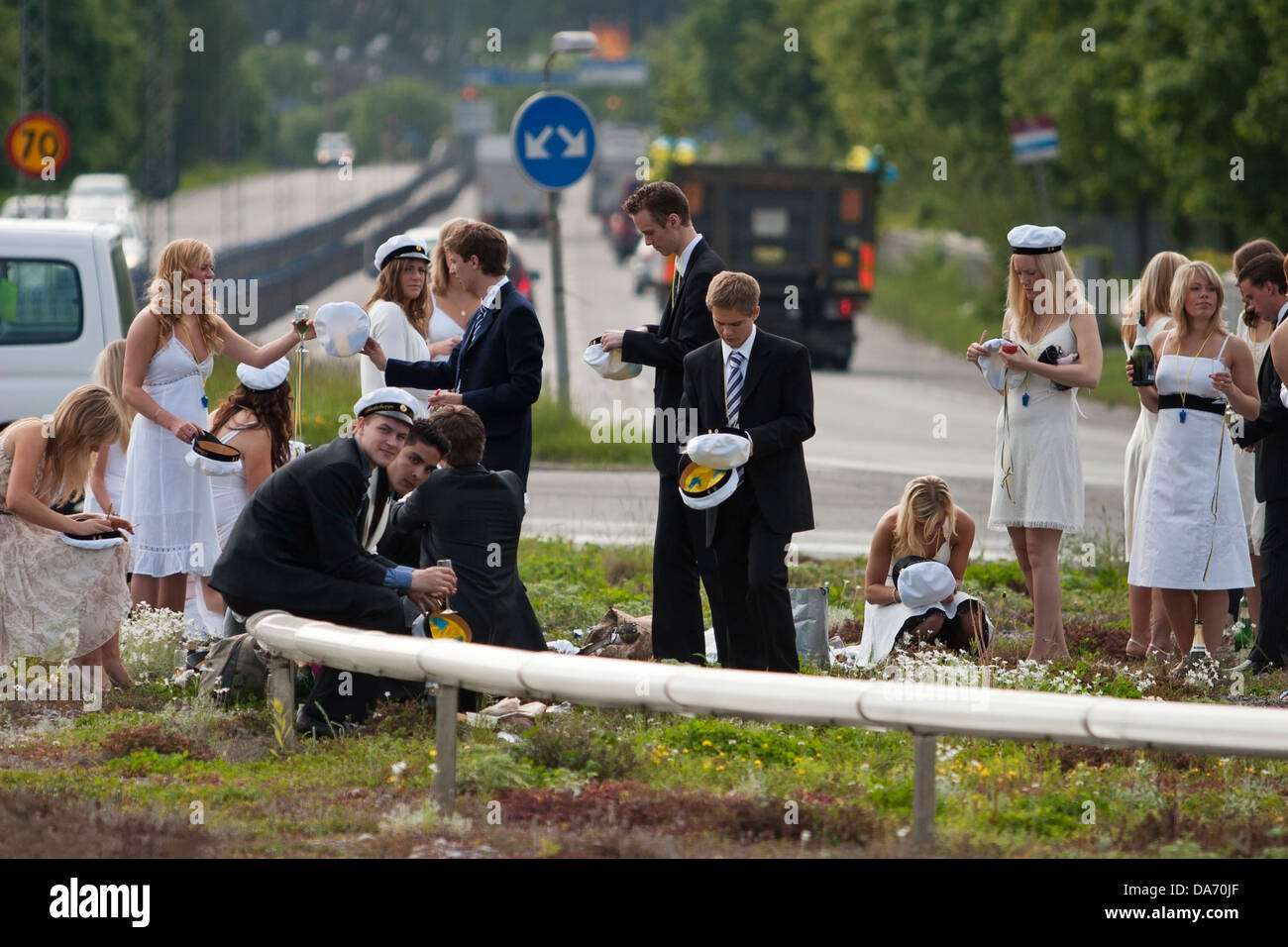 Gli studenti in procinto di laurearsi presso la scuola in Svezia a celebrare in una rotonda Foto Stock