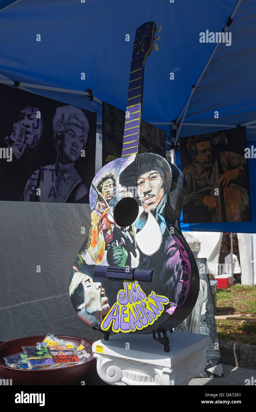 Illustrazione unica con il compianto cantante Jimi Hendrix adorna una chitarra presso l annuale Spring Arts Festival Gainesville Florida. Foto Stock