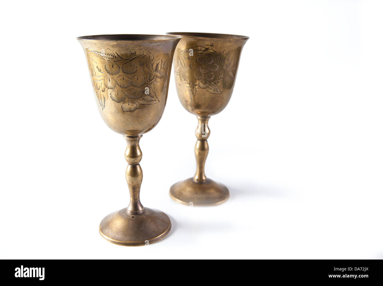 Due vecchi kiddush bronzo bicchieri di vino isolato Foto stock - Alamy