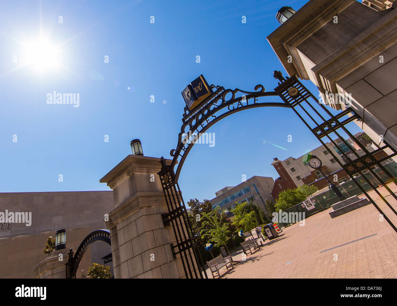 WASHINGTON, DC, Stati Uniti d'America - George Washington University fiduciari Gate e sun. Foto Stock