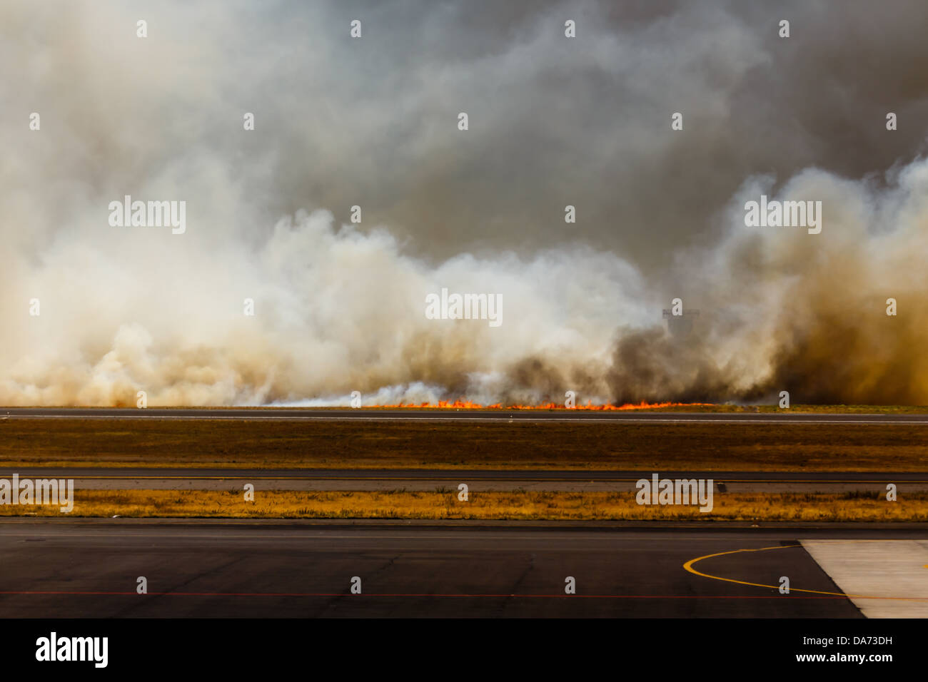 Le fiamme ruggiscono fuori controllo mentre il fuoco di pennello chiude l'aeroporto internazionale di San Salvador Foto Stock